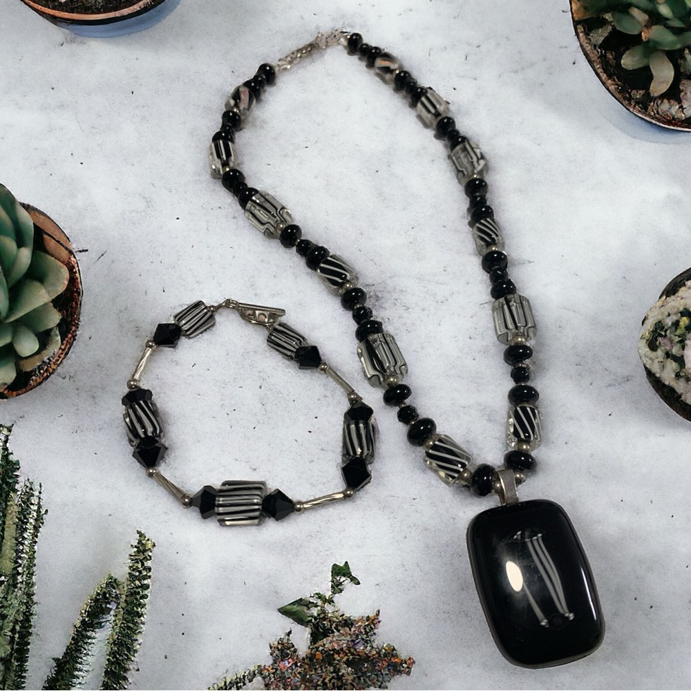 Silver Tone Black‎ and White Glass Beaded Necklace and Bracelet Set